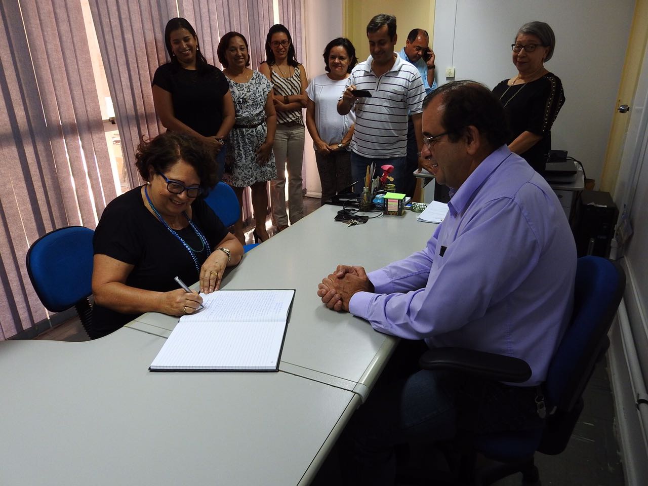 Cerimônia aconteceu no gabinete e contou com a presença de familiares e membros da administração (Foto: Arquivo pessoal)