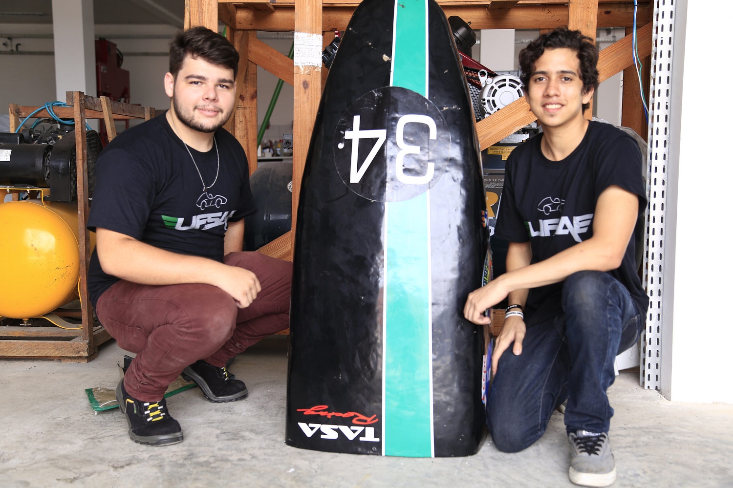 Em 2016 a UFSAE alcançou a segunda colocação entre os estados do Nordeste na 13ª Formula SAE Brasil; Nicholas Mendes (d.) ao lado de Daniel Vieira, ambos da UFSAE.