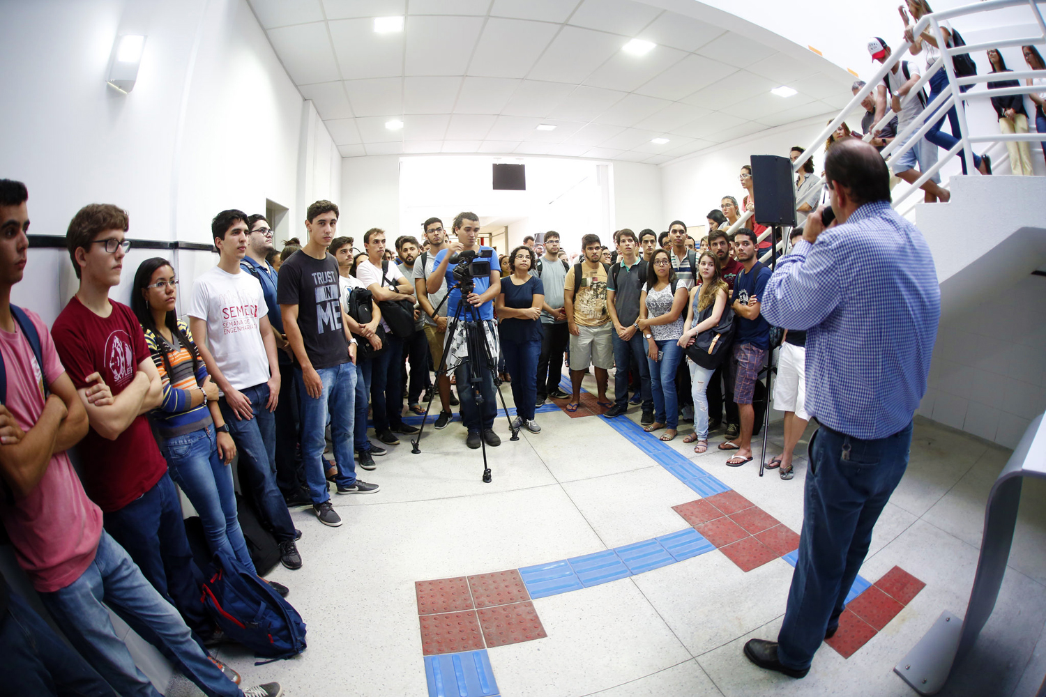 Estudantes, professores e servidores prestigiaram a cerimônia de inauguração