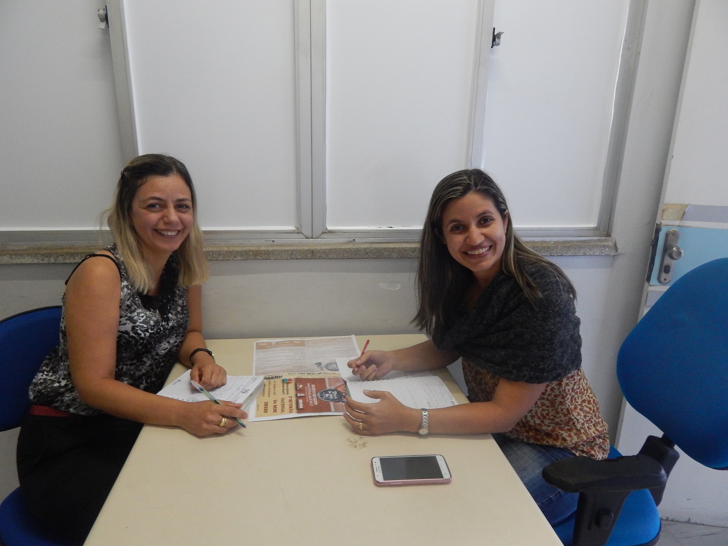 Pedagoga Silvana Alves e a psicóloga Tereza Cecília, coordenadoras do evento. (foto: Assessoria de Comunicação Social do HU)