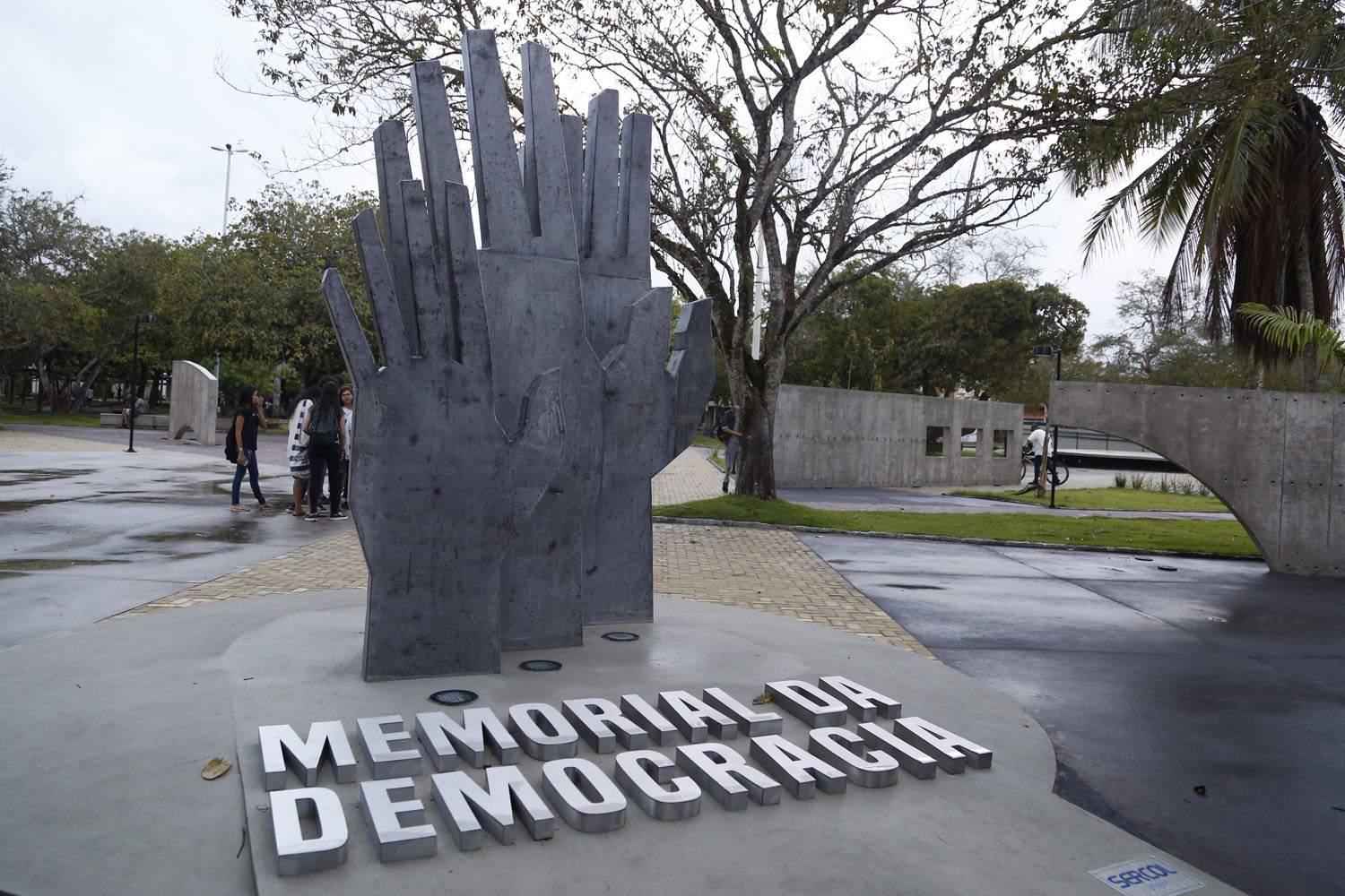 As três mãos localizadas no centro do memorial representam a verdade, a memória e a justiça. (Fotos: Dayanne Carvalho/bolsista Ascom-UFS)