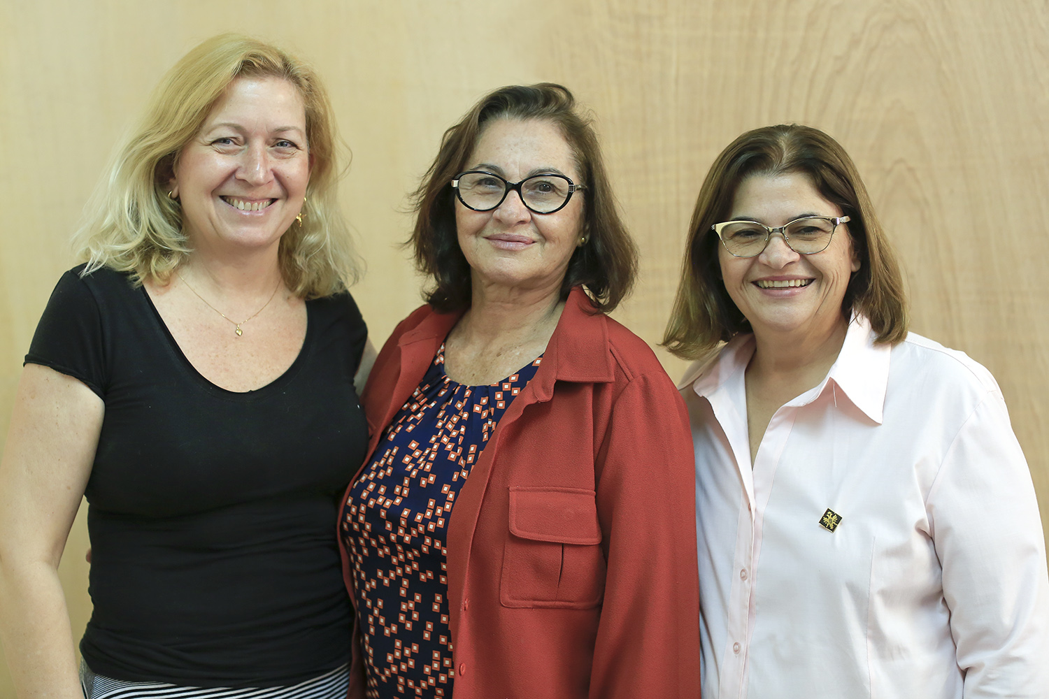 “Agora centraremos nossos esforços em avançar ainda mais, de modo a poder oferecer uma experiência acadêmica enriquecedora”, diz Christina Bielinski (esq.), do PPGL, ao lado de Geralda Lima (ao centro) e Cleide Pedrosa, que estavam na coordenação do programa quando da avaliação da Capes. (foto: Ronaldo Gomes/bolsista Ascom-UFS)