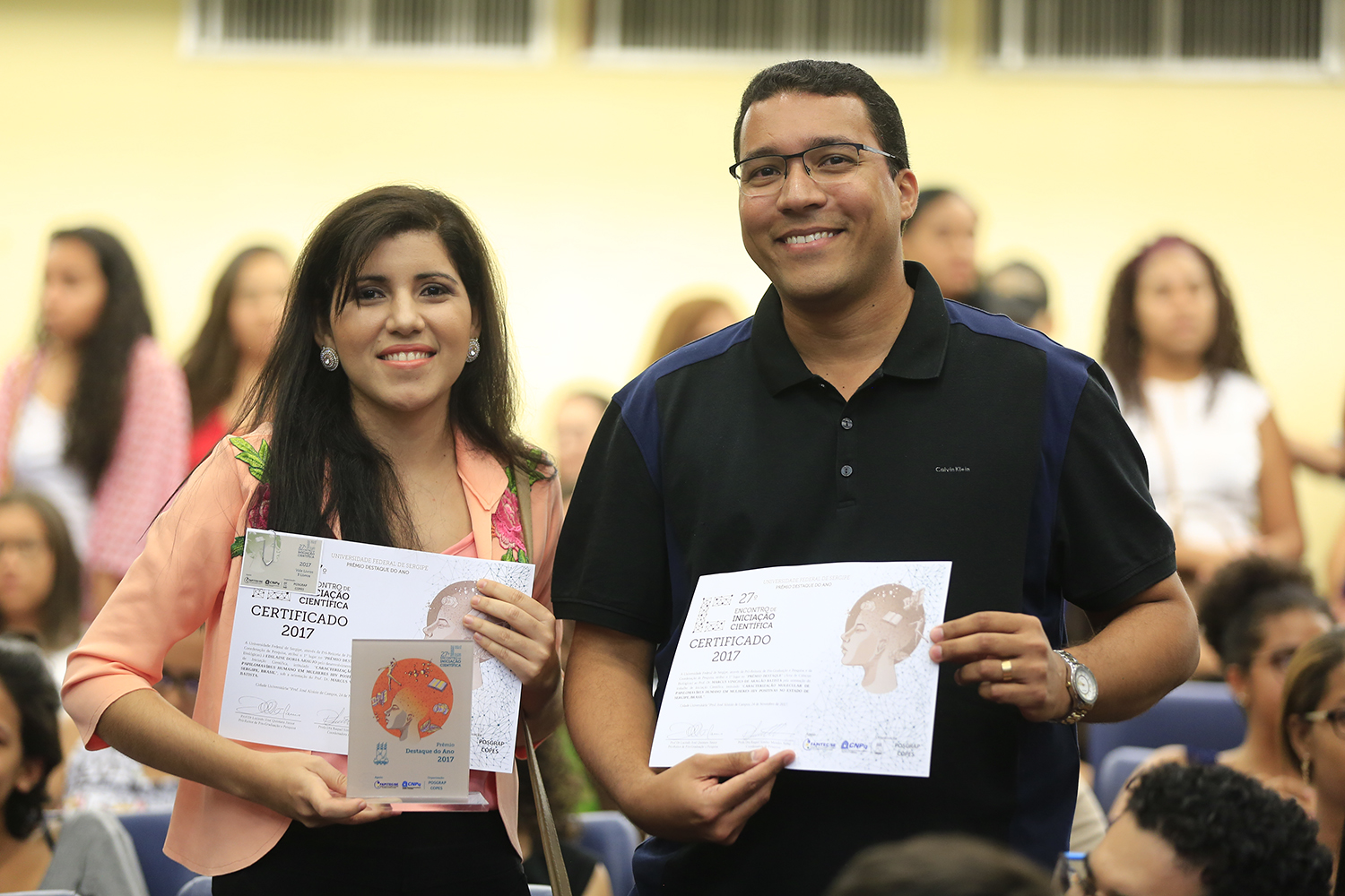 Edilaine Araújo, recém-formada em Enfermagem, e o professor Marcus Aragão ganharam em 1º lugar no Pibic em Ciências Biológicas.