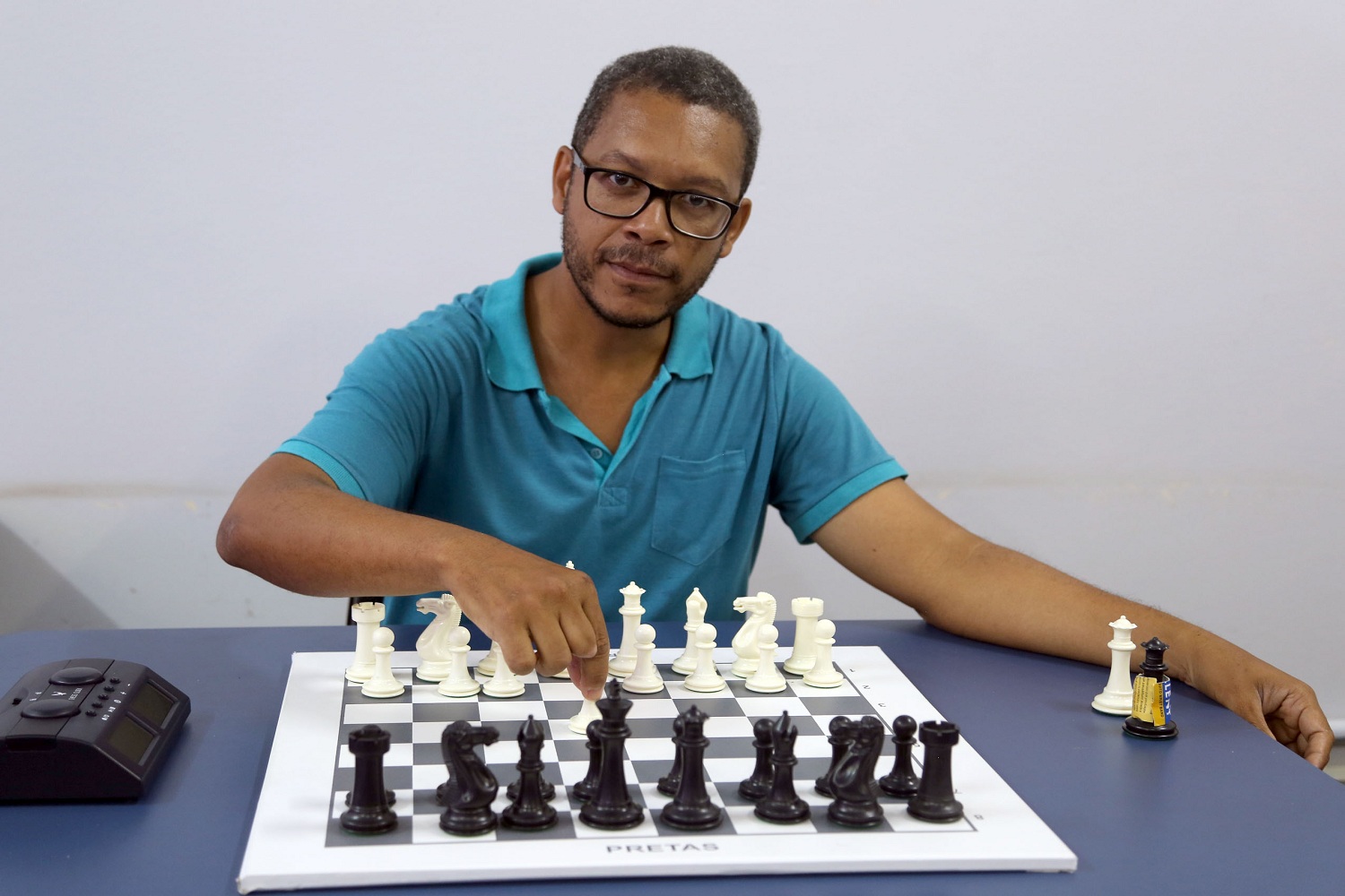 Segundo Fábio da Rocha, do CECH, o curso pretende também passar ao aluno um pouco da história e cultura do xadrez. (foto: Schirlene Reis/Ascom-UFS)