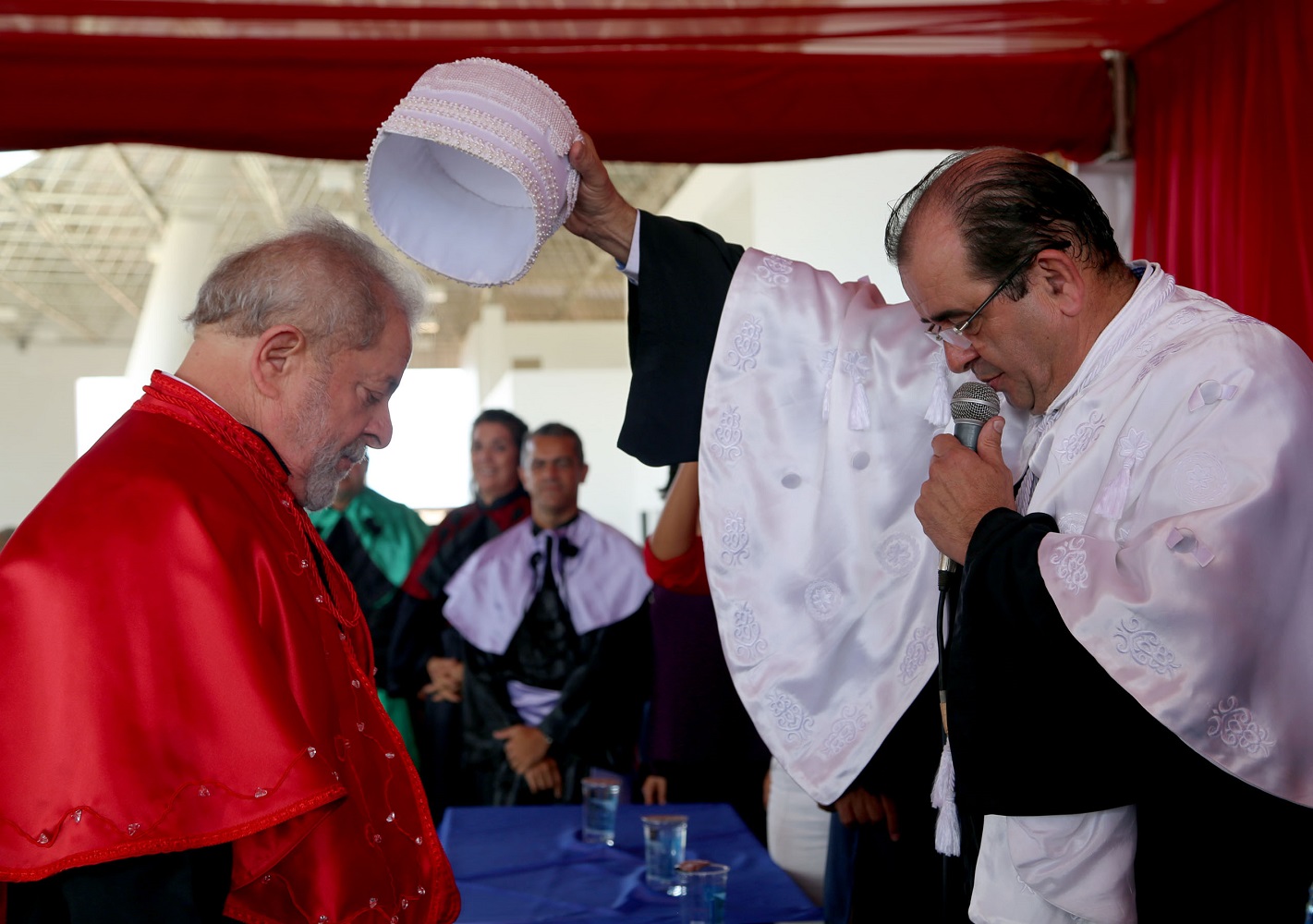 Ex-presidente recebe título do reitor Angelo Antoniolli. (Foto: Schirlene Reis/Ascom UFS)