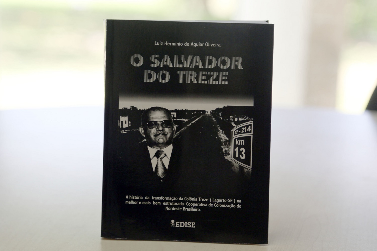 Obra conta a trajetória de Luiz Alves, pai do professor aposentado da UFS Luiz Hermínio. (Foto:  Schirlene Reis/Ascom UFS)