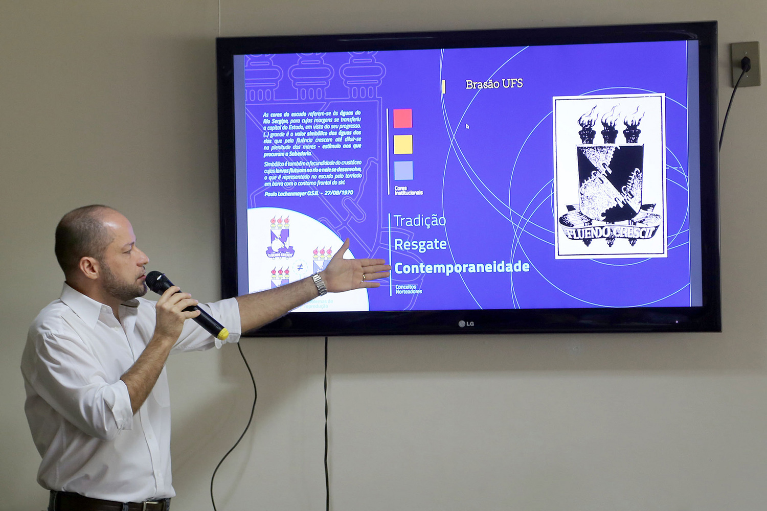 Rogério Torres coordenou o projeto de criação do selo comemorativo e de redesenho do brasão (Foto: Schirlene Reis/AscomUFS)