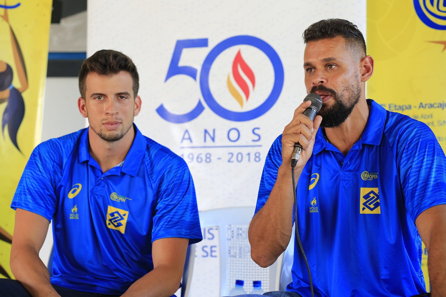 Os atletas Guto (dir.) e Lucas falaram sobre a rotina puxada de um profissional do esporte e sobre o amor pelo vôlei de praia.  (fotos: Adilson Andrade/ Ascom UFS)