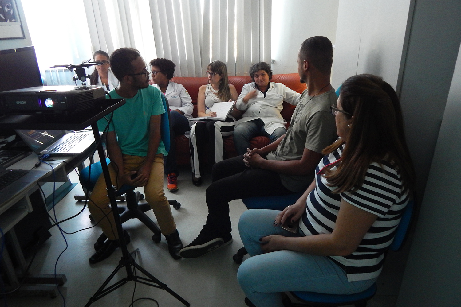 Adicinéia Oliveira com os seus alunos em reunião sobre o sistema CajuBio. 