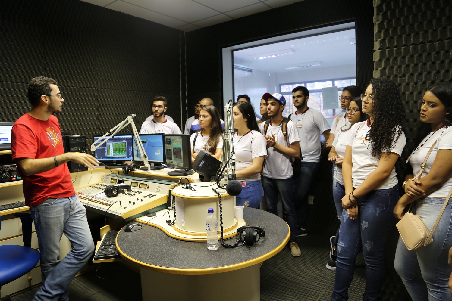 Na Rádio UFS, um pouco sobre o funcionamento de uma emissora pública na qual diversos estudantes de graduação atuam.