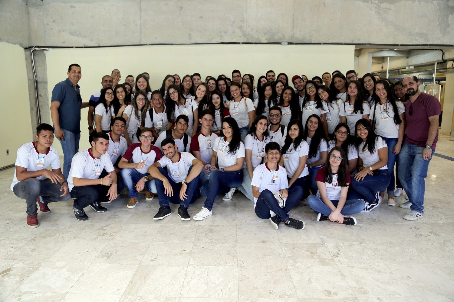 Estudantes cursam o ensino médio e pré-vestibular no Colégio Monteiro Lobato.