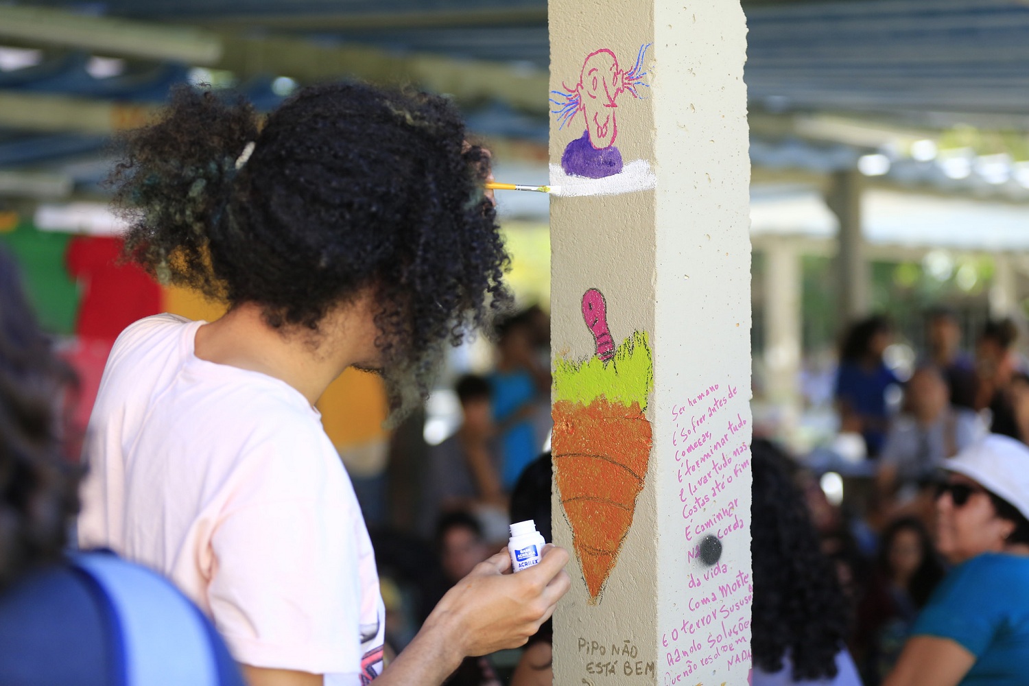 Com autorização, alunos pintam espaços da universidade para sobrepor pichações 