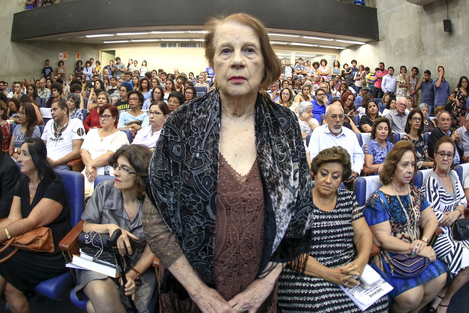 A viúva Ana Maria Araújo Freire ouve a leitura da resolução que concede o título de doutor honoris causa a Paulo Freire. (fotos: Adilson Andrade/Ascom UFS)