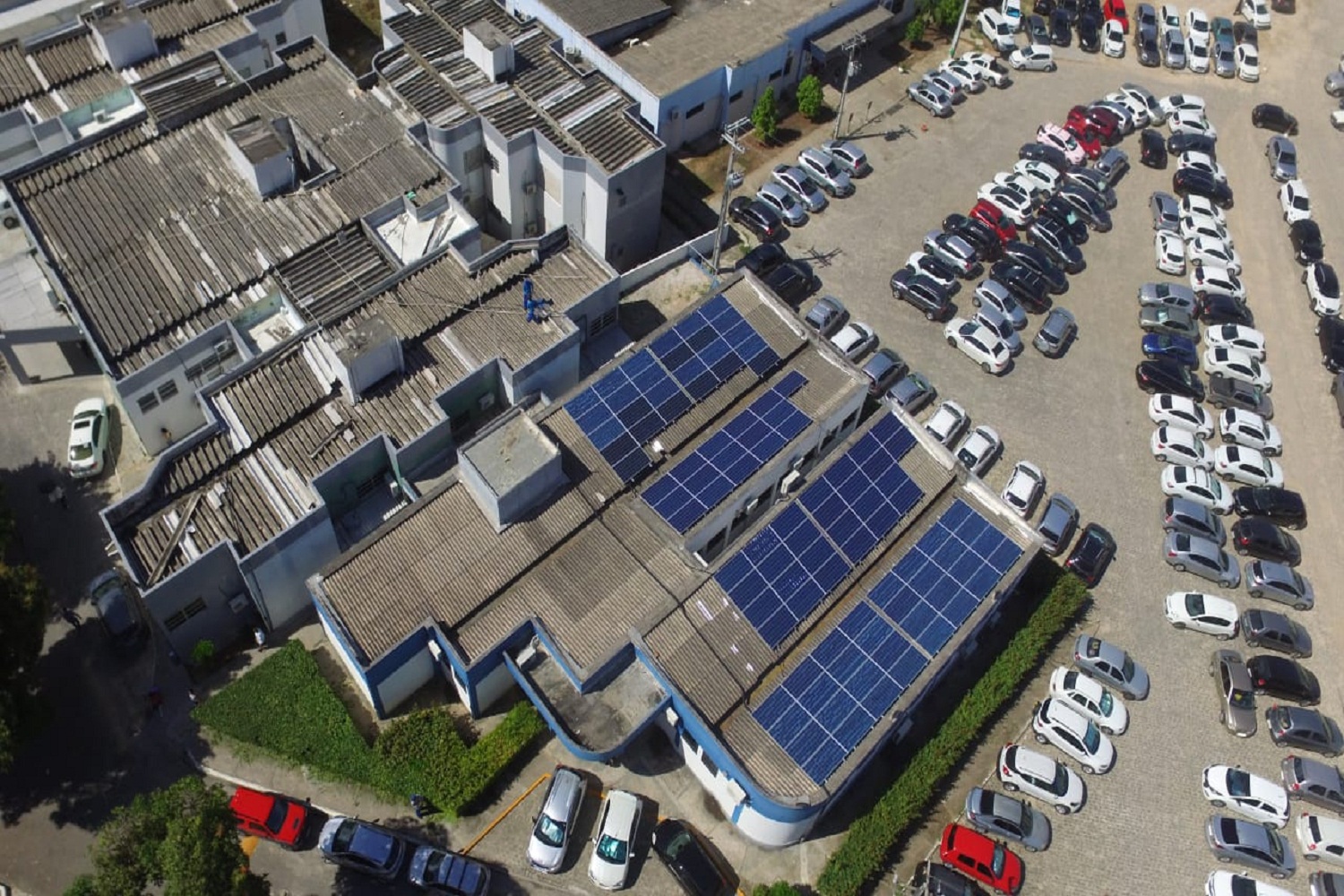 Sistema está constituído de 100 placas fotovoltaicas de 330Wp cada uma e dois inversores de 15kW. (foto: divulgação SFCR)