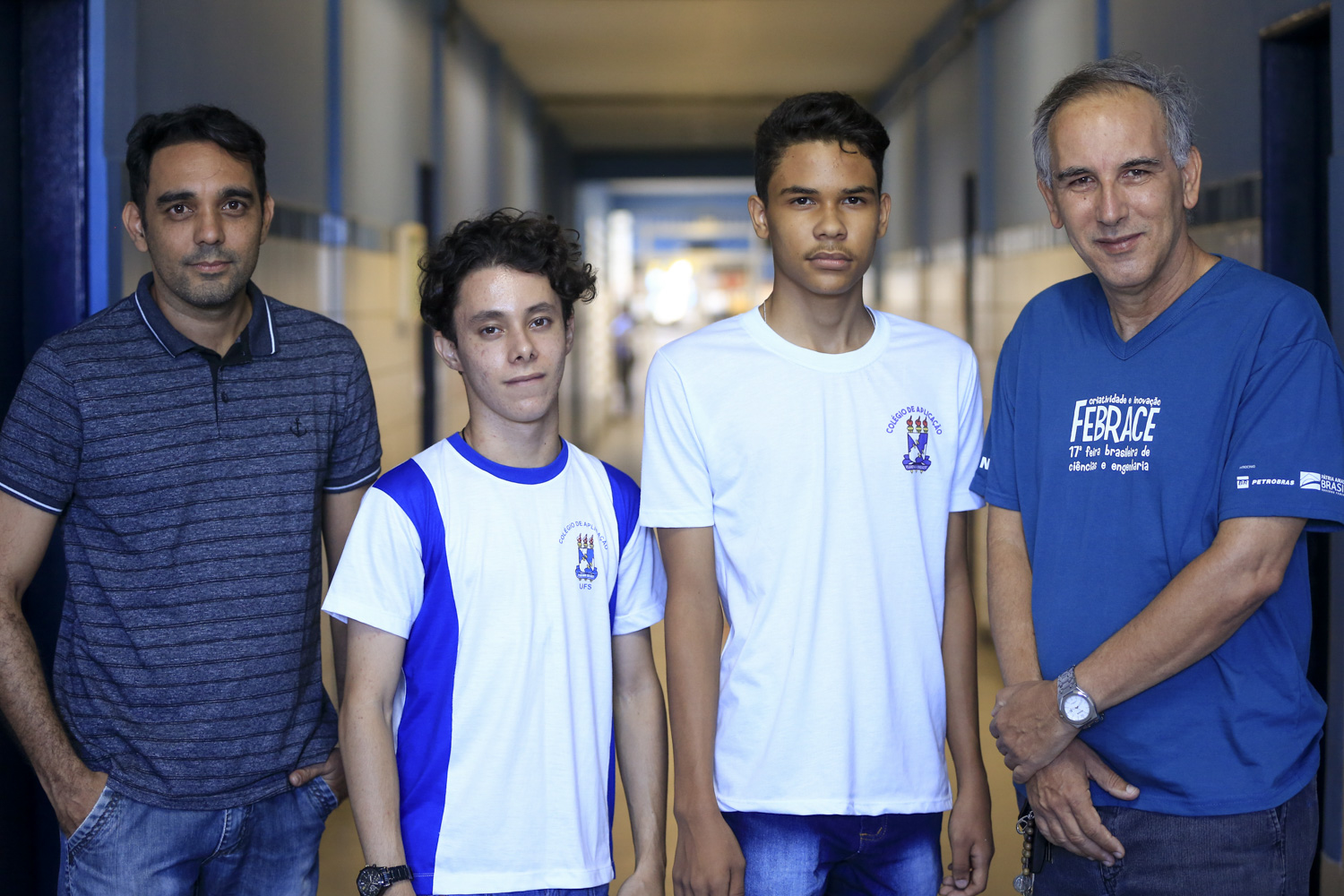 Premiados na Febrace juntamente Matheus Gomes (segundo à esquerda), o estudante José Lucas e os professores de Física André Jarske e Nemésio Augusto (Foto: Adilson Andrade/Ascom UFS)