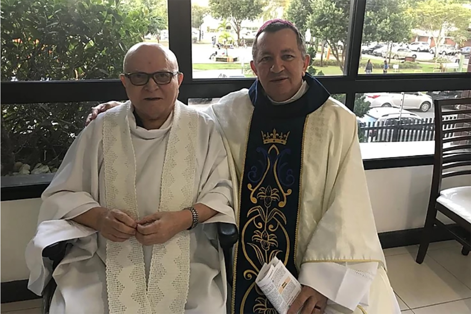 Padre Gilson Garcia (esq.) ao lado do arcebispo Metropolitano de Aracaju dom João Costa. (foto: Arquidiocese de Aracaju)