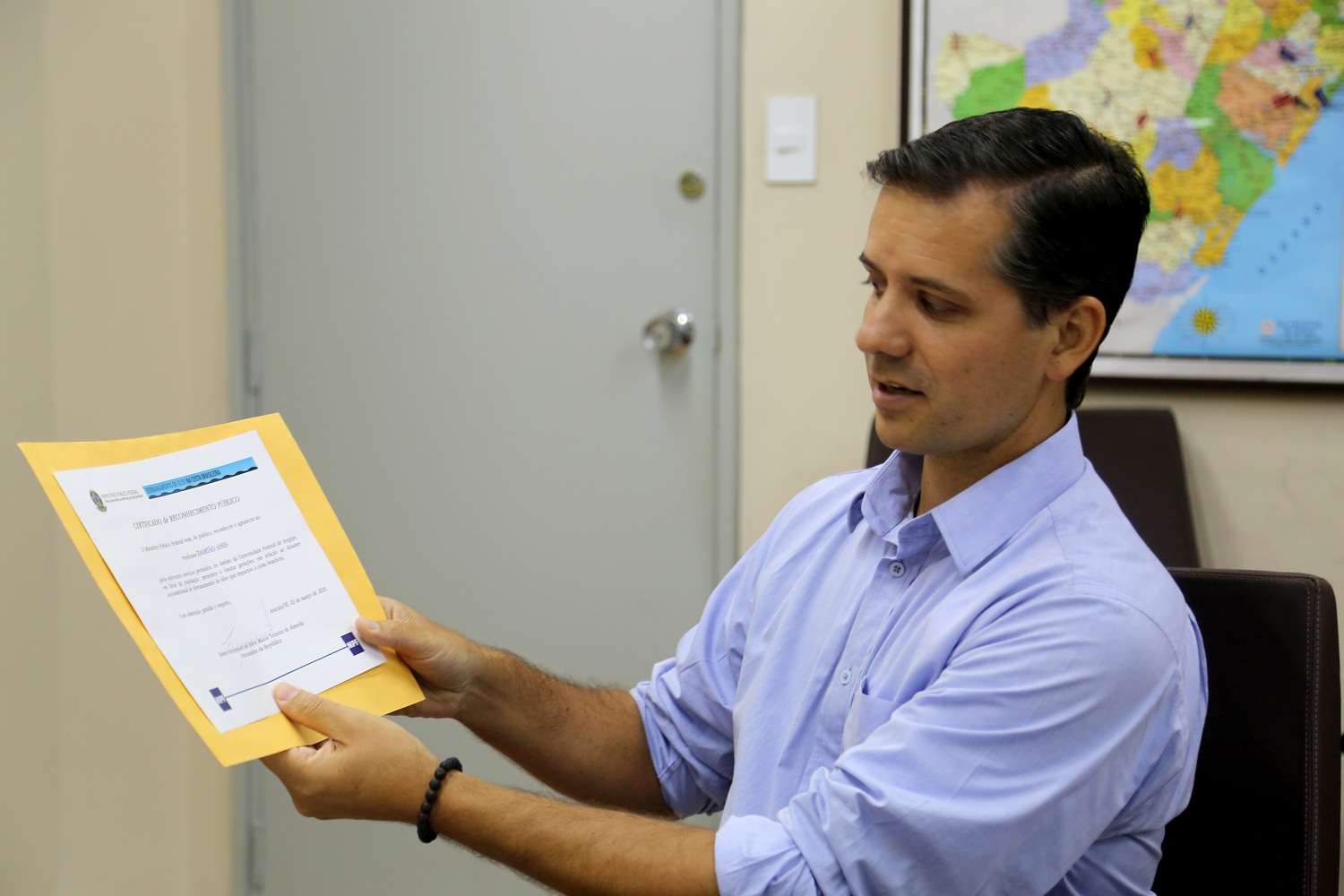 Procurador da República Ramiro Rockenbach entrega Certificado de Reconhecimento Público aos pesquisadores