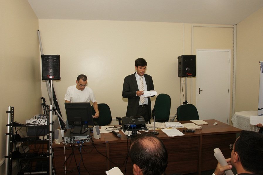 Procurador Pablo Coutinho lê ata da reunião.