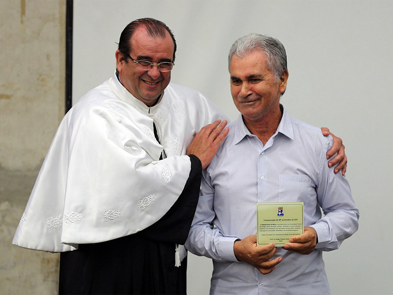 Reitor Angelo Antoniolli com um dos homenageados, o servidor aposentado Antonio Alves de Matos ou "Meu Bem"