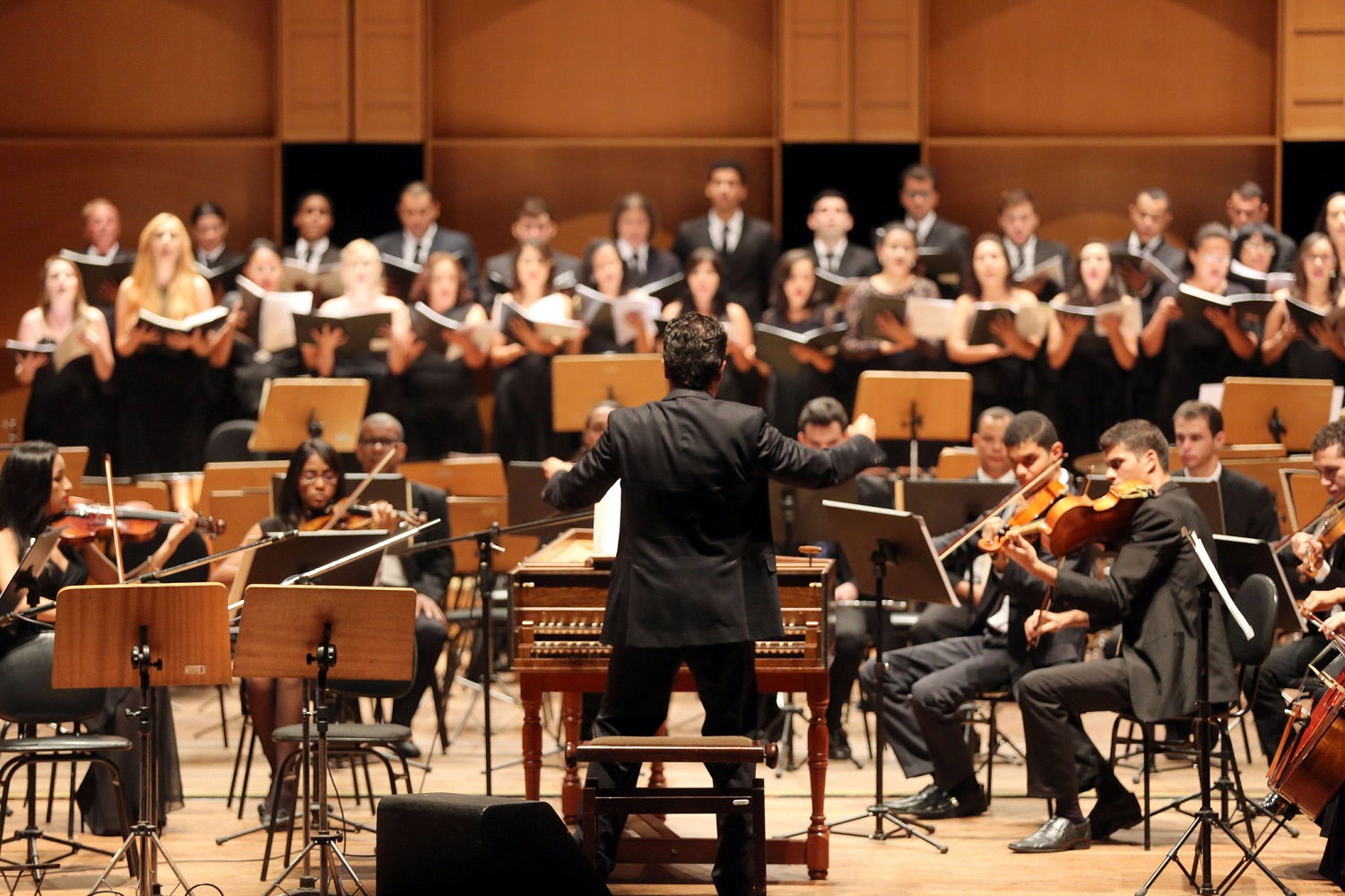 Sob a regência do maestro Daniel Nery, a Orquestra e o Coro da UFS são compostos por 65 estudantes.