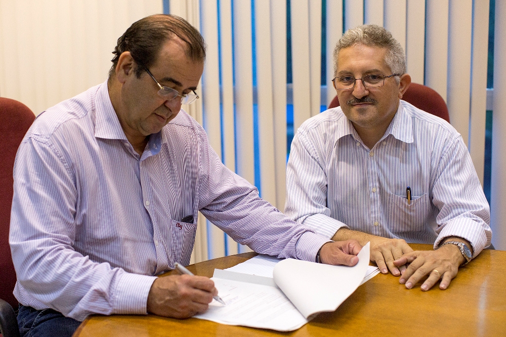 Reitor Angelo Roberto Antoniolli e Roberto Rodrigues, presidente do Conselho de Administração da Fapese  