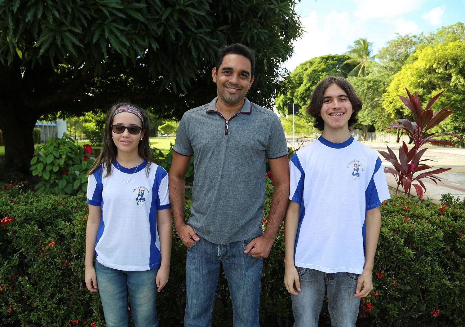 O coordenador do projeto, professor André Oliveira Silva Jarske, e os bolsistas Paula Érica Soares de Moura, 15 anos, e Mateus Cruz de Oliveira, 16. (foto: Schirlene Reis/Ascom-UFS)