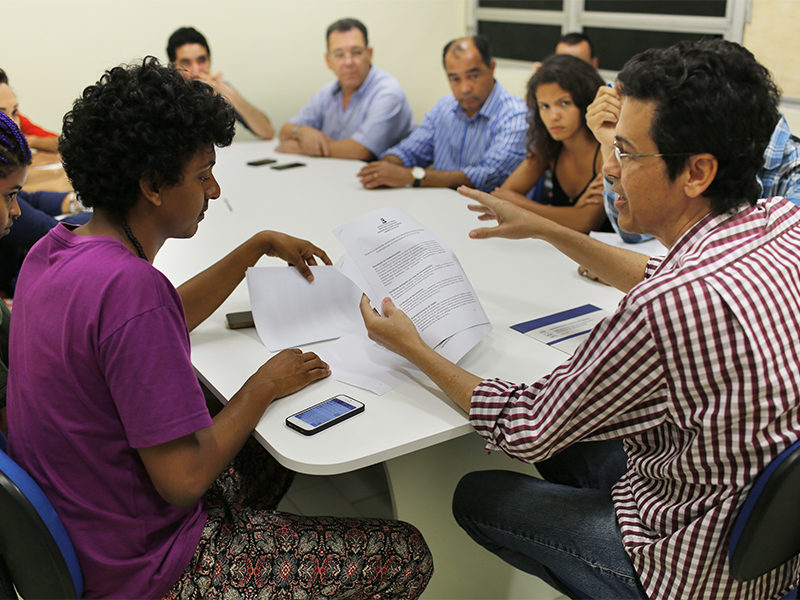 Reitor em exercício formaliza resposta para estudantes que ocupam Reitoria (Foto: Adilson Andrade - Ascom/UFS)