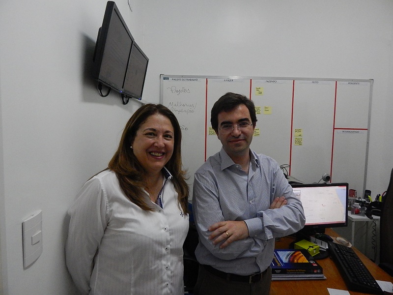 Adicinéia Oliveira, chefe do Setor de Gestão de Processos e Tecnologia da Informação do Hospital (SGPTI) ao lado de Rui Rijo, coordenador do curso Mestrado de Informática em Saúde da Universidade do Porto (Portugal). (foto: HU)
