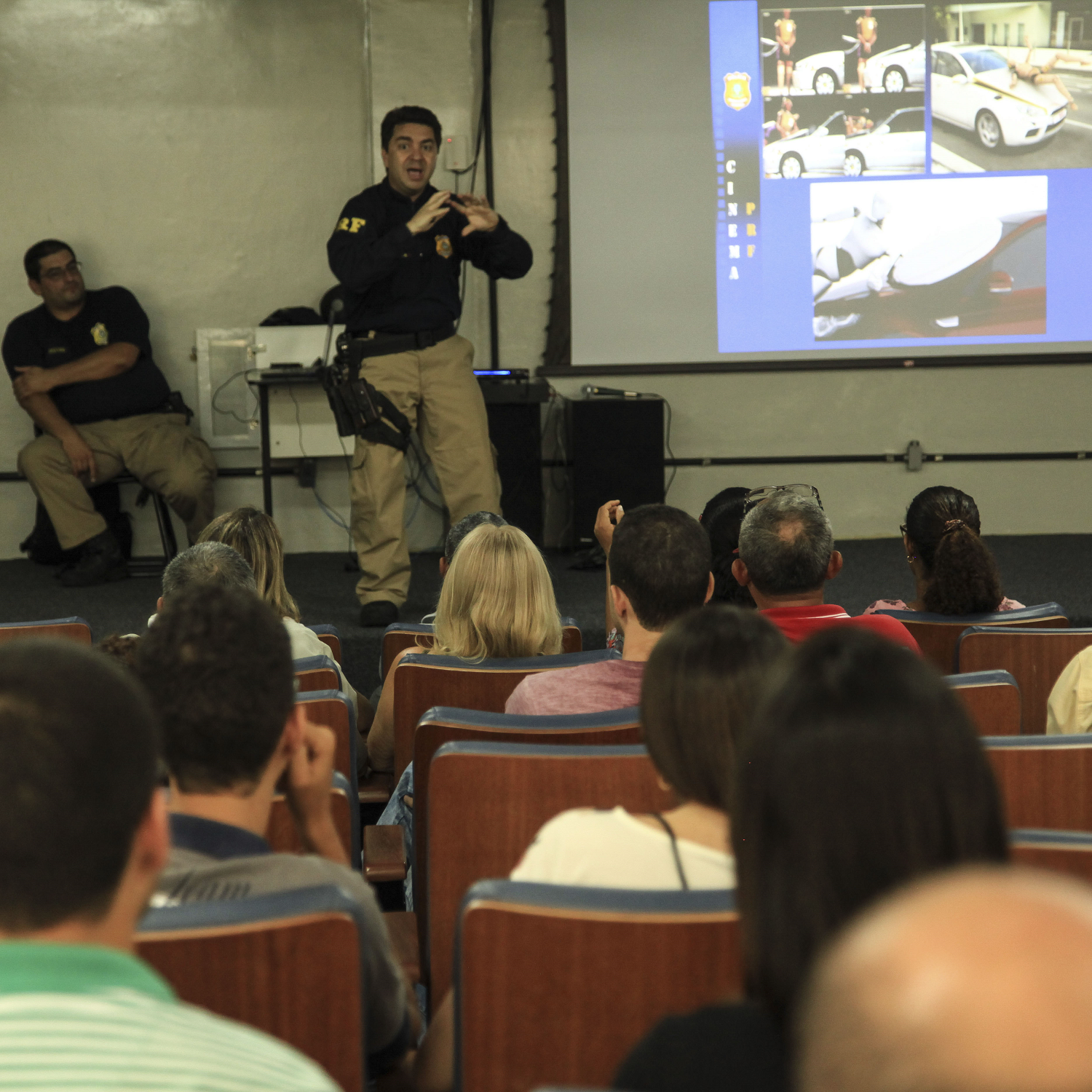 Policial rodoviário Q. Souza explica quais as maneiras de amenizar o impacto da vítima em caso de acidente no trânsito. (foto: Dayanne Carvalho/ bolsista Ascom-UFS)