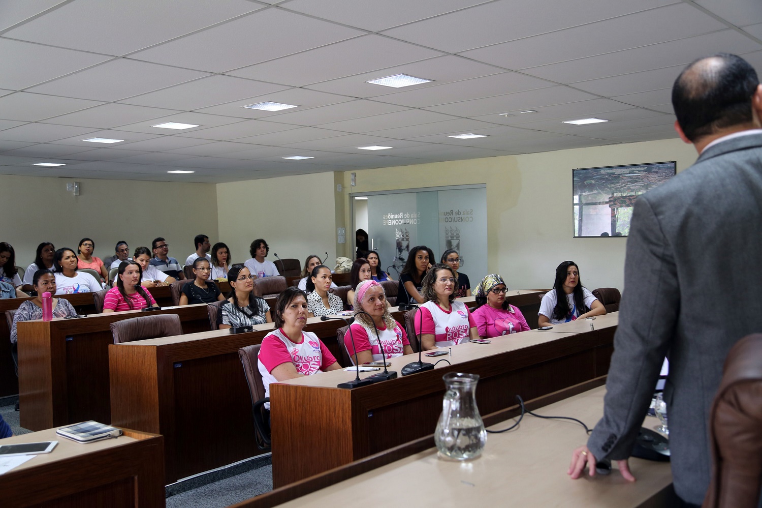 Evento ocorreu no Dia Internacional de Combate ao Câncer de Mama, reunindo servidores e estudante na Sala dos Conselhos. (fotos: Schirlene Reis/Ascom-UFS) 