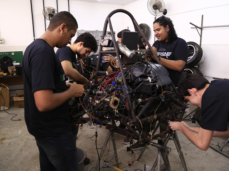 Equipe UFSAE trabalha no  carro de corrida tipo fórmula. (fotos: Ronaldo Gomes/bolsista Ascom UFS)