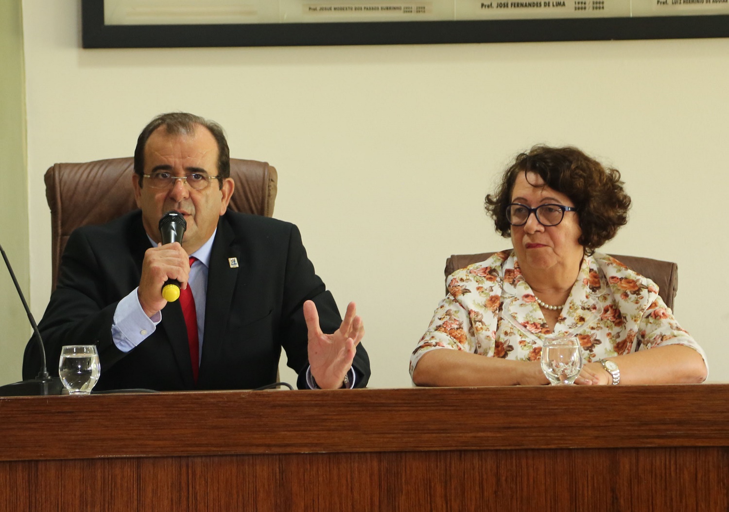 Reitor Angelo Antoniolli, ao lado da vice Iara Campelo, falou da necessidade de se pensar no coletivo e de a instituição dialogar com a sociedade. (fotos: Schirlene Reis/Ascom-UFS)