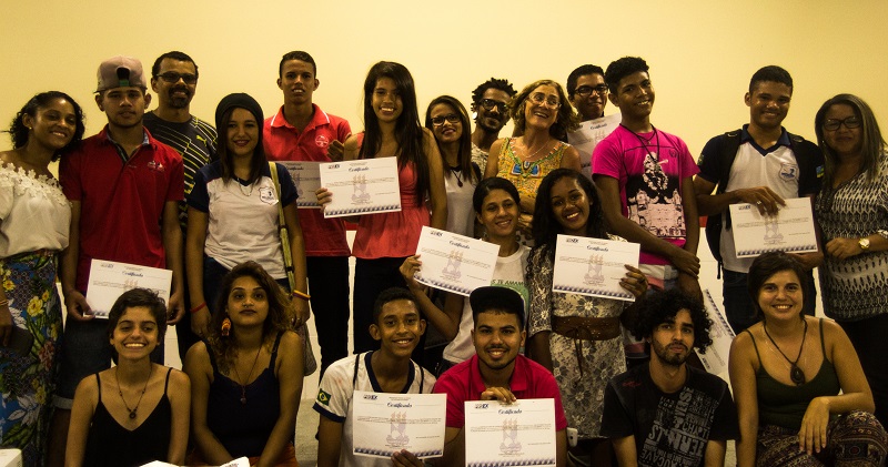 Alunos da Escola Estadual Armindo Guaraná recebem certificados do projeto de extensão "Fotografia, vídeo e identidade social". A escolha da escola levou em conta a comunidade a qual a UFS está inserida, no caso o bairro Jardim Rosa Elze