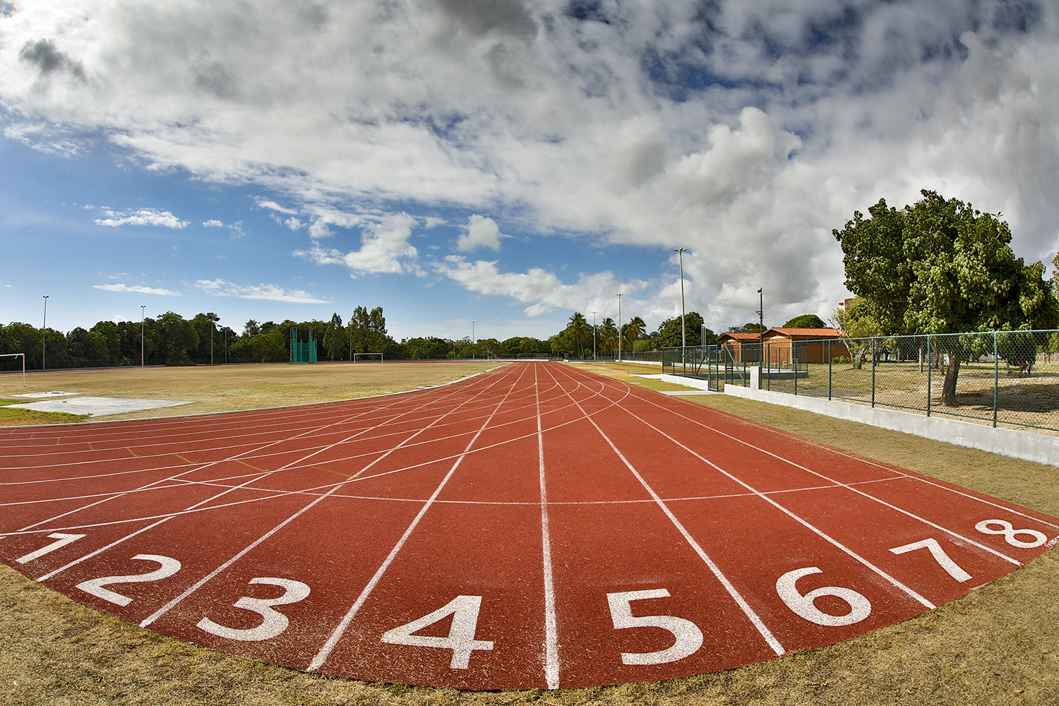 Além de atender às normativas da Associação Internacional das Federações de Atletismo (IAAF) em relação ao material e às dimensões, espaço tem uma pista auxiliar para aquecimento. (foto: Adilson Andrade/Ascom-UFS)