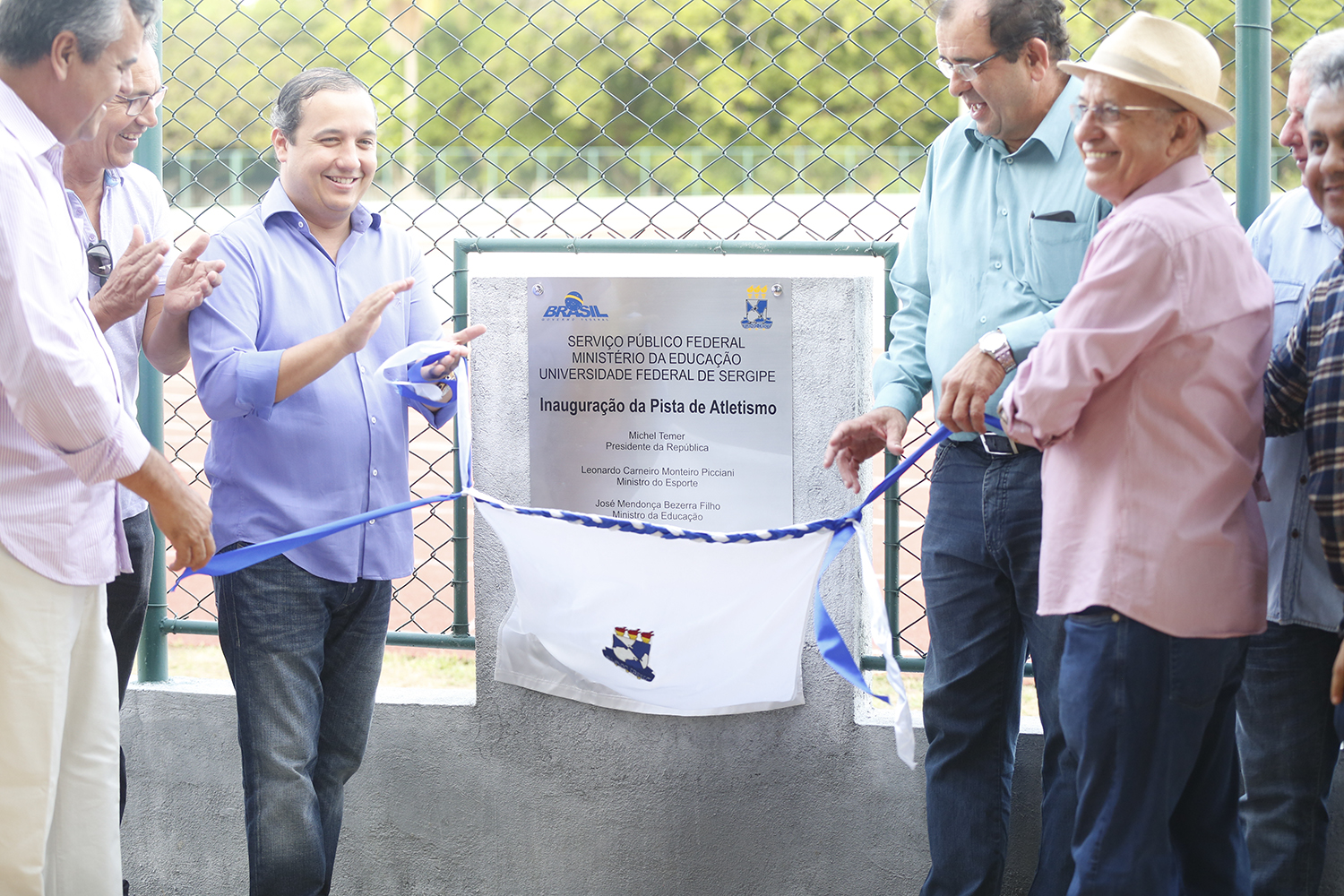 Autoridades participaram da cerimônia de inauguração da pista de atletismo com certificação internacional classe 2. (fotos: Adilson Andrade/Ascom-UFS)