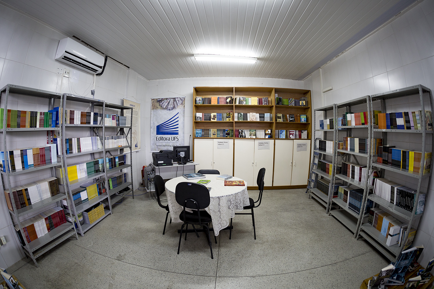 Além do acervo físico, a livraria possui e-books, oriundos de editais públicos, que ficam disponíveis para download gratuito.