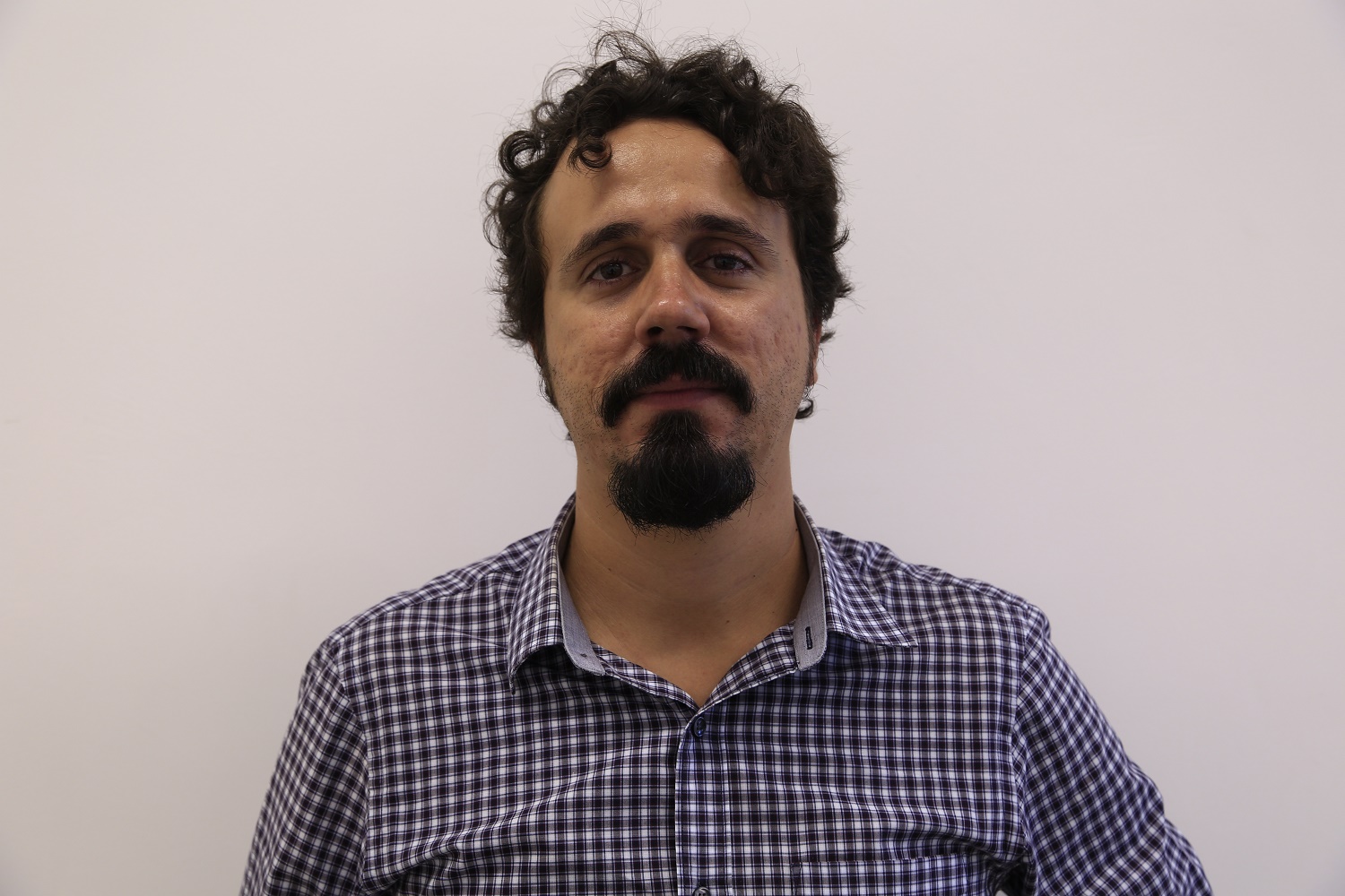 Segundo o professor Arthur Grupillo, de Filosofia, com a bolsa será possível adquirir cerca de 150 livros. (foto: Ronaldo Gomes/bolsista Ascom UFS)