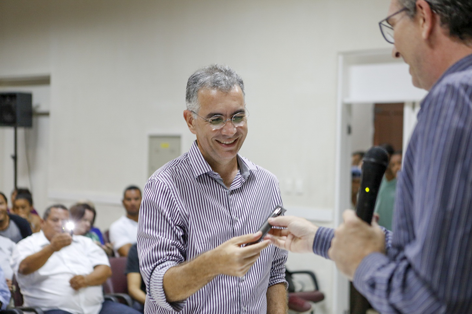 Homenageados receberam uma caneta com a logomarca dos 10 anos do campus.