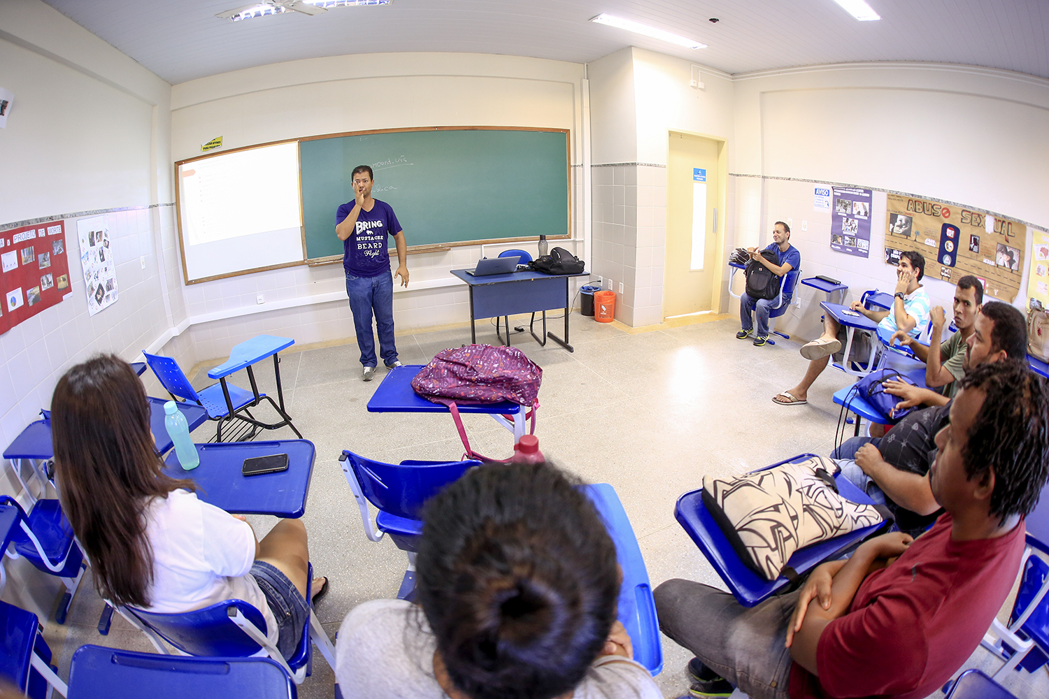  Curso durou dois meses e contou com a participação de 15 alunos surdos de Letras Libras, Educação Física e Pedagogia. 