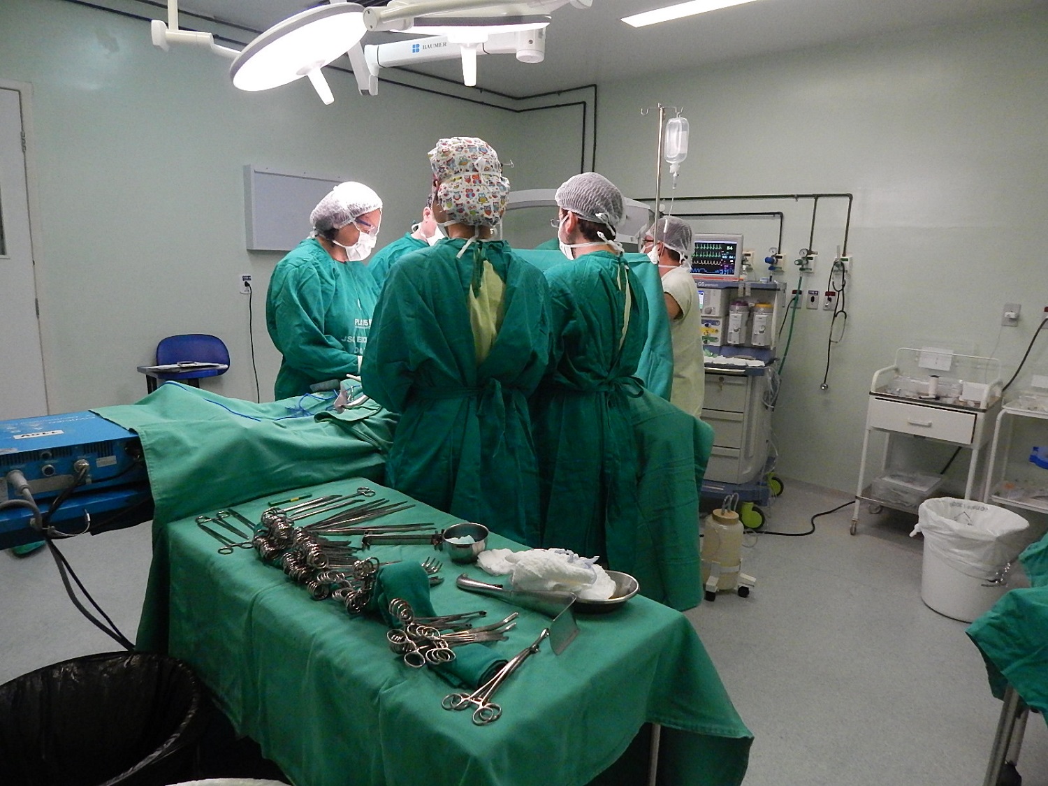 Em 2011, período em que começou a receber recursos do programa, o HU adquiriu  aparelhos de ressonância e hemodinâmica, além do arco cirúrgico, acessório que auxilia a equipe médica para a realização de intervenções cirúrgicas (foto: Comunicação Social HU)