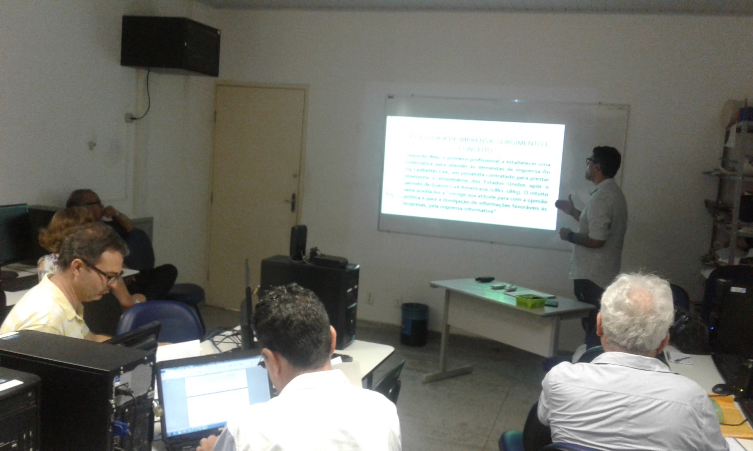 "Busquei analisar o papel da comunicação neste tipo de instituição de saúde aprofundando conhecimentos adquiridos na faculdade sobre o papel do assessor de imprensa”, resume o formando Djalma Sanches. (foto: Unidade de Comunicação Social do HU)