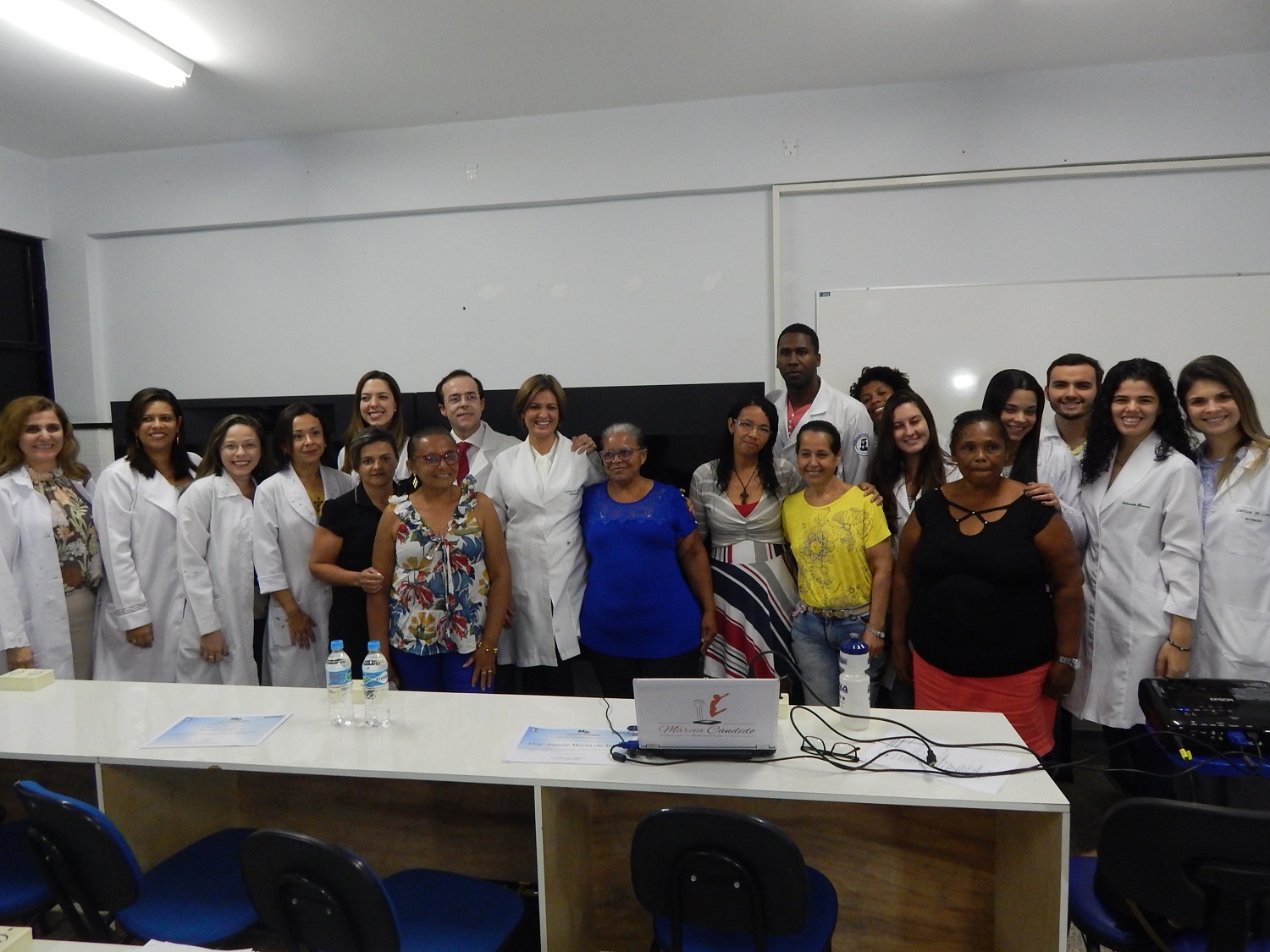 Membros da equipe multidisciplinar e alguns dos pacientes que se submeteram à intervenção. (fotos: Unidade de Comunicação Social do HU)