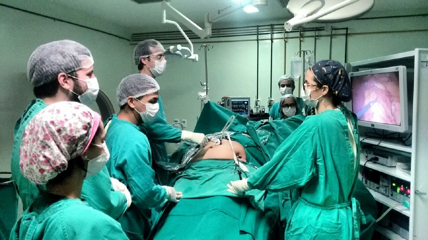 “Foram muito mais que apenas cem procedimentos: cada um dos pacientes que atendemos tem uma história única com o hospital”, relatou Ana Paula, que representou a superintendente do HU-UFS Angela Silva.
