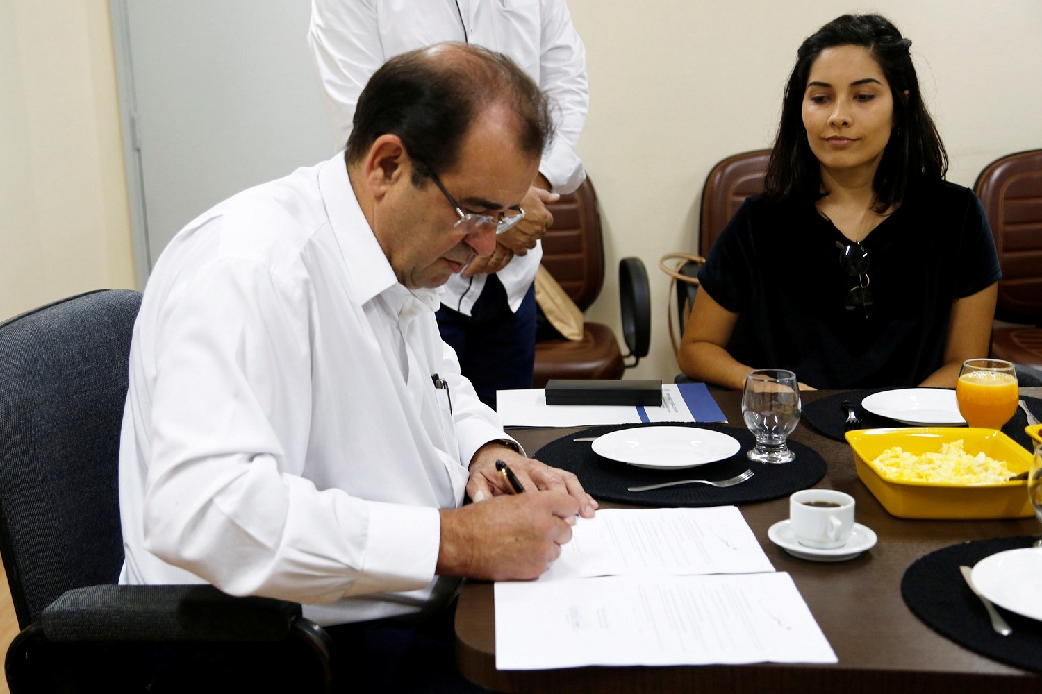 Reitor Angelo Antoniolli assina termo de cooperação (Foto: Scheila Reis / Ascom UFS)