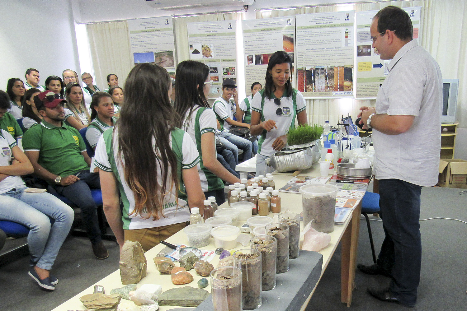 Foram apresentados diversos materiais didáticos, como: kits de rochas, minerais, macromonolitos, micromonolitos, sequência evolutiva dos solos, entre outros. (fotos: arquivo pessoal)