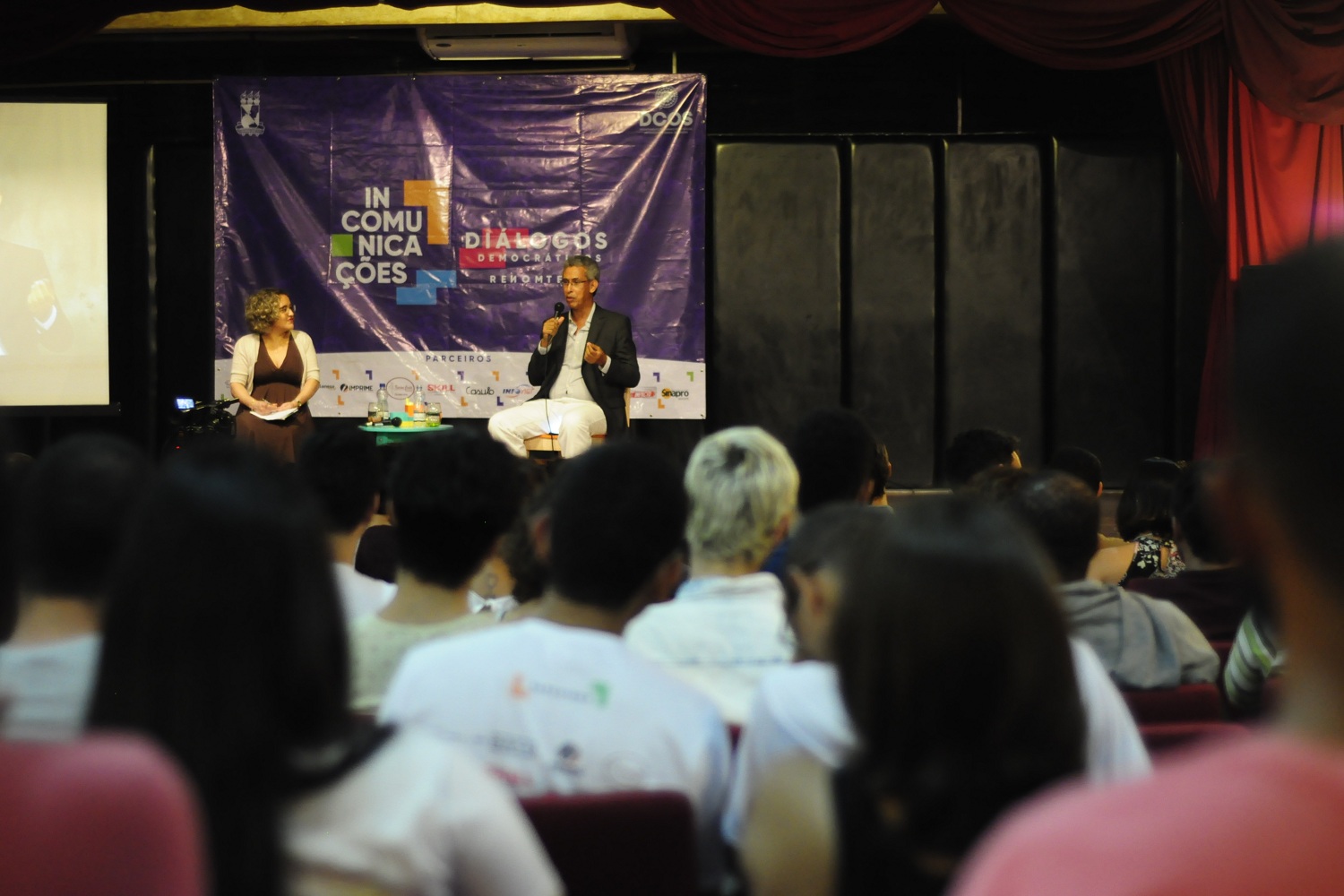 Mesa de abertura contou com a participação dos professores Messiluce Hansen (UFS) e Wilson Gomes (Ufba). (fotos: Ascom In-Comunicações)