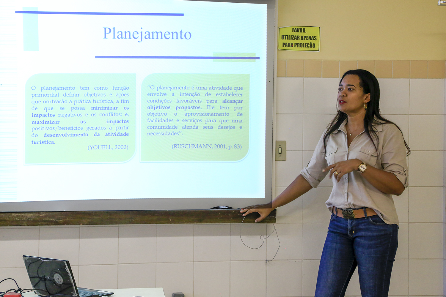 Segundo Cristiane Alcântara,  a cidade deve ser pensada, principalmente, para atender aos interesses do cidadão. (fotos: Dayanne Carvalho/bolsista Ascom-UFS)