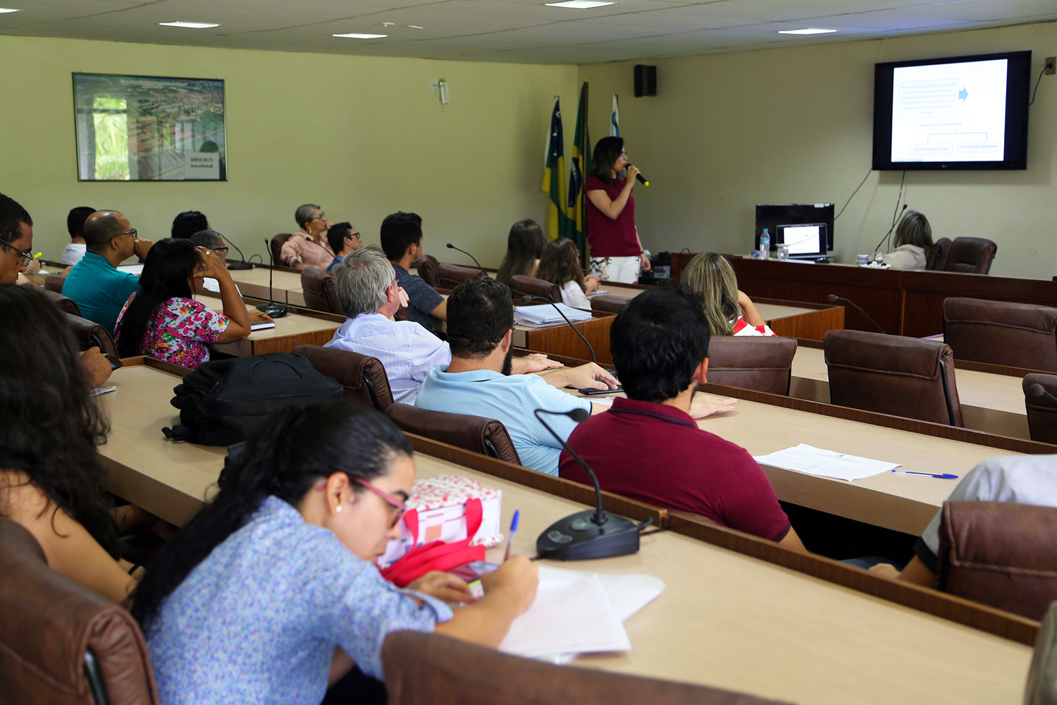 Servidores se reuniram na Sala dos Conselhos (Fotos: Schirlene Reis/AscomUFS)