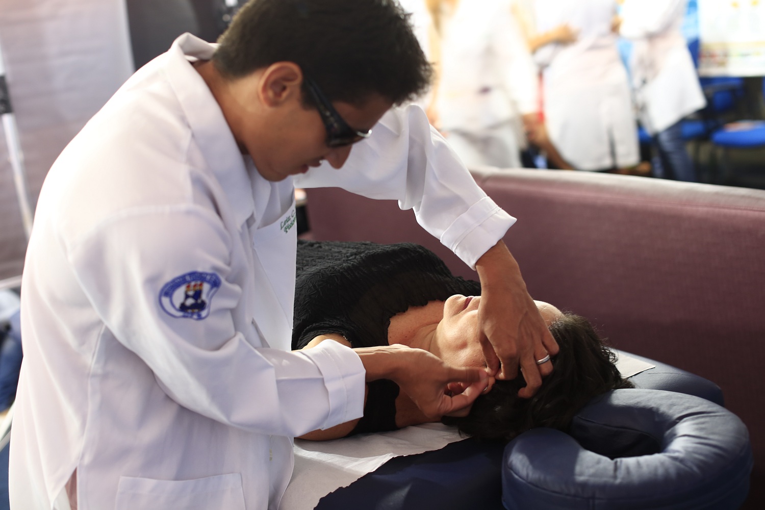 Aplicação da auriculoterapia por aluno do curso de Fisioterapia do campus de São Cristóvão.