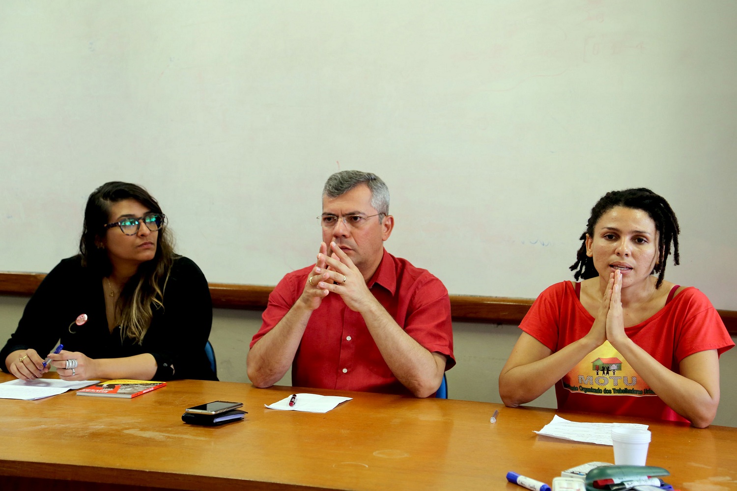 Mesa contou com a presença de Izadora Brito (esq.), do MTST, Iran Barbosa (PT), vereador de Aracaju, e Dalva Graça, do Motu.